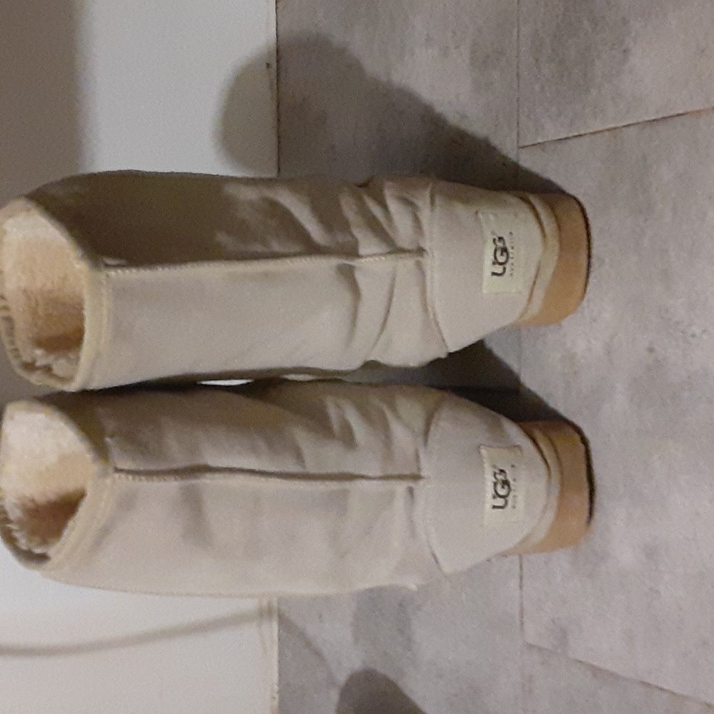 UGG boots size 8 whomenpoquito desgaste en la parte de atras del talon - Picture 3 of 5